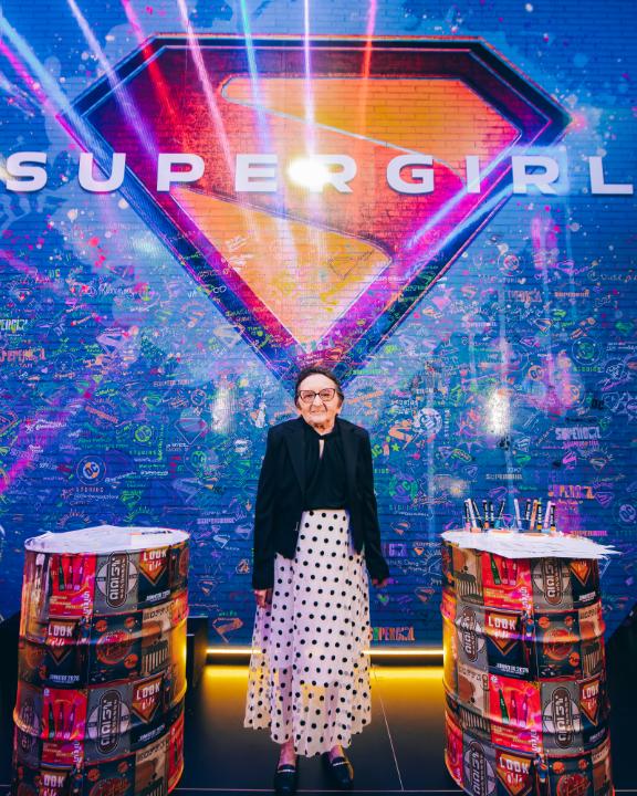 A TÂNIA MARIA DIVULGANDO O FILME DA SUPERGIRL QUE DIVA