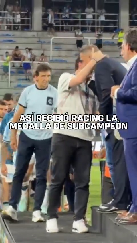 Ninguno se sacó la medalla 👏 Con Milito y Costas a la cabeza, Racing recibió la medalla de subcampeón tras la final vs. Estudiantes.