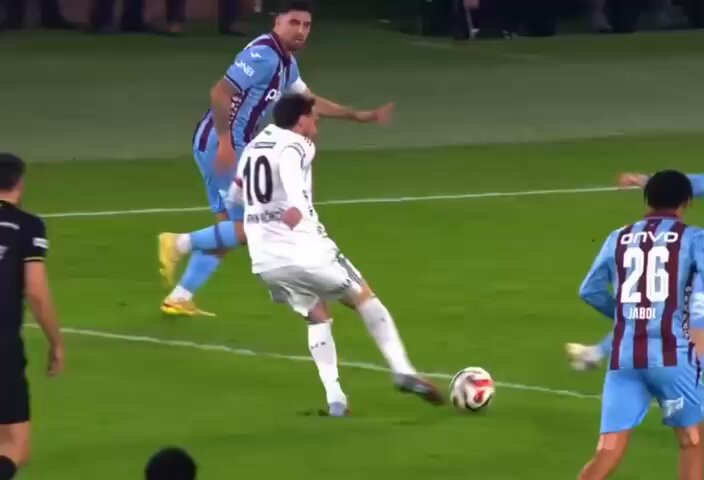 Orkun Kökçü'nün yaptığı bu hareket normalde kırmızı, Trabzonspor Galatasaray'ın rakibi olduğu için sarı. Ama gel bunu Tslilere anlat. Banane