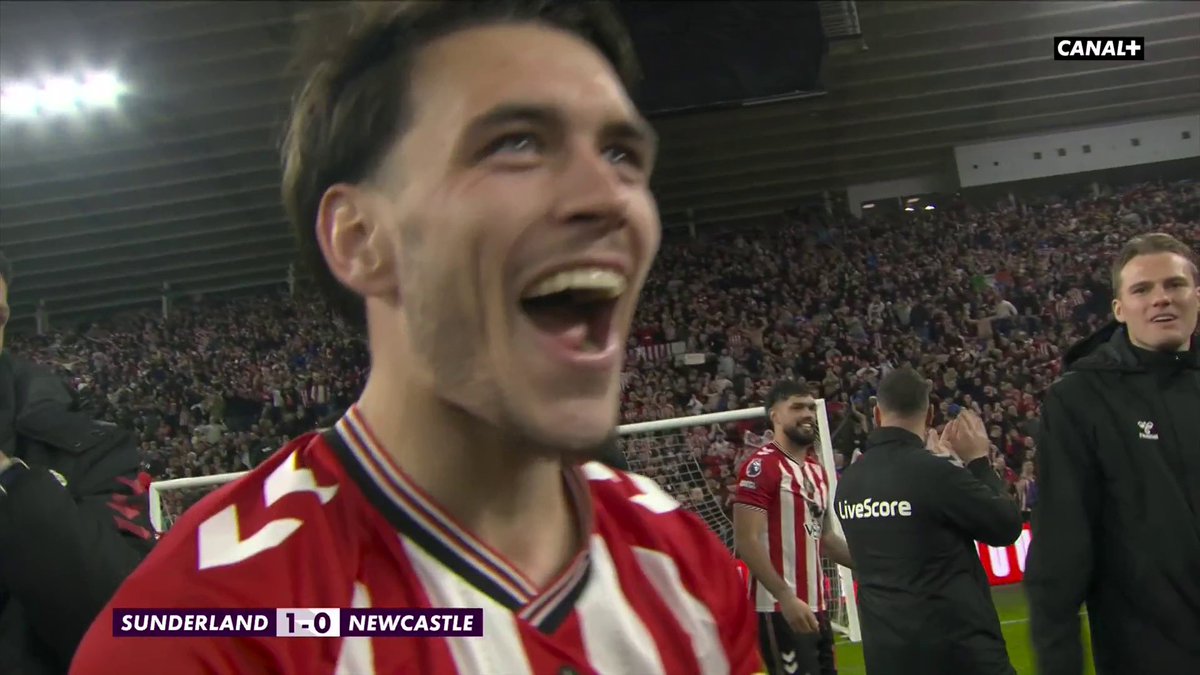 "On ne peut pas exister en PL en étant juste des joueurs les uns à côté des autres, c'est la force de notre équipe" 💥 L'humilité de Régis Le Bris qui salue la performance de ses "garçons" 💫 #SUNNEW | #PremierLeague