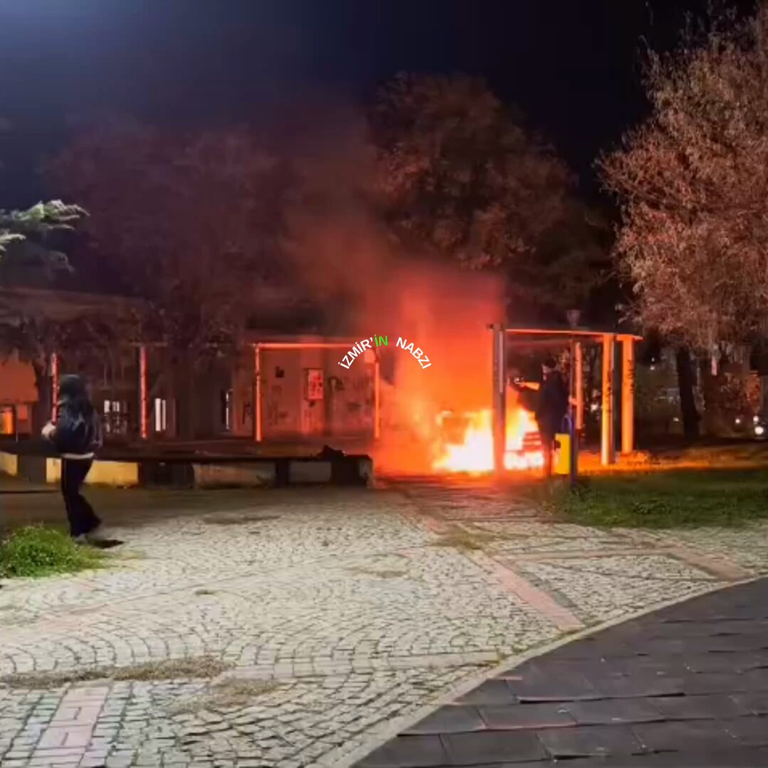 Buca Gediz’de bazı şahıslar, belediyeye ait bir bankı ateşe verdi.