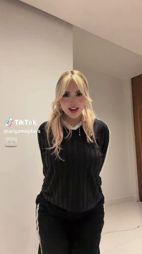 El mundo se va a acabar, Rivers bailando en un TikTok Solo Ari tiene el poder de convencerla JAJAJAJAJAJ