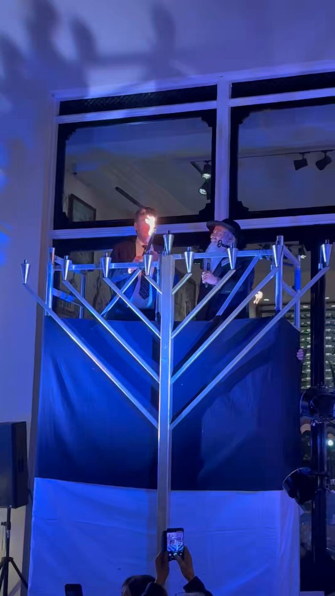 ‘Wat er ook gebeurt, we laten ons niet terroriseren’, zei rabbijn Aryeh Heintz bij de start van het Chanoekafeest in Utrecht. 🕎Op de dag dat in Australië wordt gerouwd wegens een antisemitische terroristische aanslag. ‘We vieren de vrijheid van religie, we vieren het licht, ongeacht wat er is in het buitenland gebeurd’, aldus rabbijn Heintz. Heel bijzonder om daar juist vandaag met heel veel anderen bij te mogen zijn.