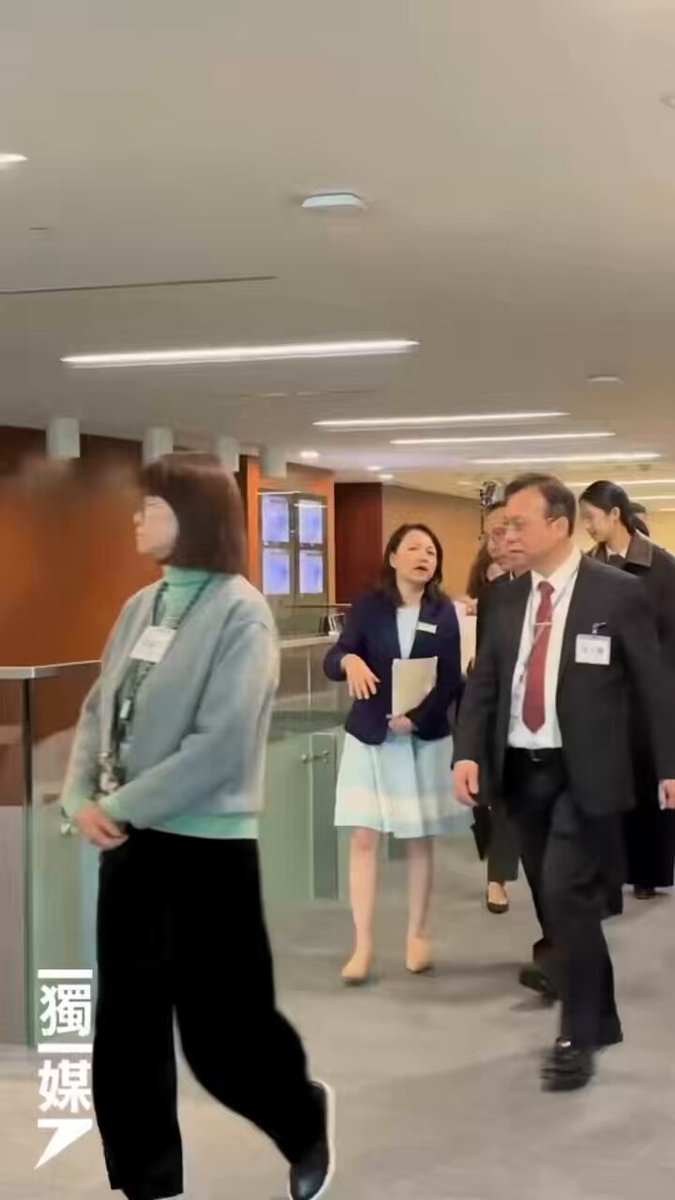 江旻憓微笑揮手回應記者問題 立法會續為候任議員舉行立法會事務簡介會，記者守候江旻憓。她步向會議廳時，有記者問「可唔可以講兩句呀？」「點解一直都唔回答記者問題嘅？」江未有停步，僅微笑揮手。記者續問「會唔會覺得作為立法會議員，唔答記者問題唔係太好呀」，同未獲回應。#睬你有味。