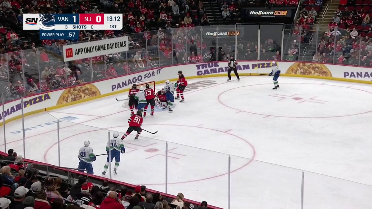 IT COUNTS 🚨 Zeev Buium has his first goal with the Vancouver Canucks! What an opening period with his new team!