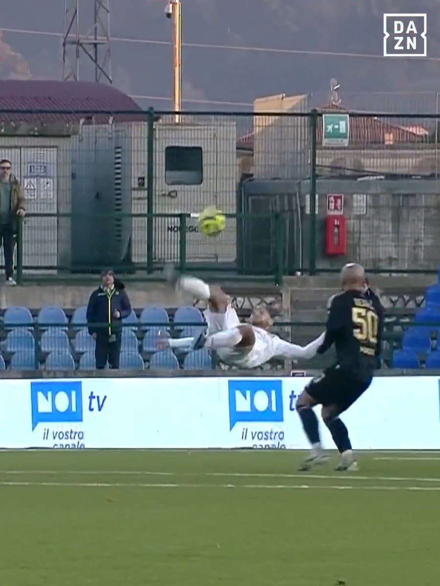 Rovesciata ASSURDA! 😱 Ma che gol ha fatto Nico Schiavi 🇦🇷 #CarrareseEntella #SerieBKT #DAZN