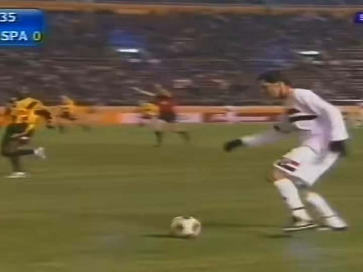 Há 20 anos, o São Paulo começava sua caminhada rumo ao Tricampeonato Mundial. Com gols de Amoroso (2) e Rogério Ceni, o Tricolor bateu o Al Ittihad por 3 a 2 e garantiu vaga na final do Mundial. Nessa partida, Rogério Ceni se tornou o primeiro e único goleiro até hoje a marcar gols em competições da FIFA.