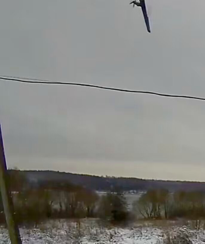 Footage of a Russian Air Force An-22 transport plummeting into the Uvodskoye reservoir in Ivanovo last week after a failed refurbishment. Appears to have broken up before hitting the water.