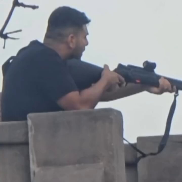 Momento em que terroristas disparam contra judeus durante um ataque na Austrália. Enquanto inocentes são perseguidos e mortos simplesmente por sua origem, há quem escolha relativizar, justificar ou até apoiar esse tipo de violência. Isso não é resistência, não é protesto e não é luta política. É terrorismo puro e simples.