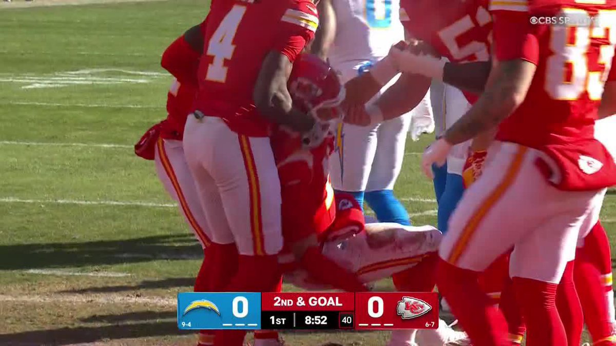 "TOUCHDOWN PATRICK MAHOMES!" Chiefs wasting no time getting on the board
