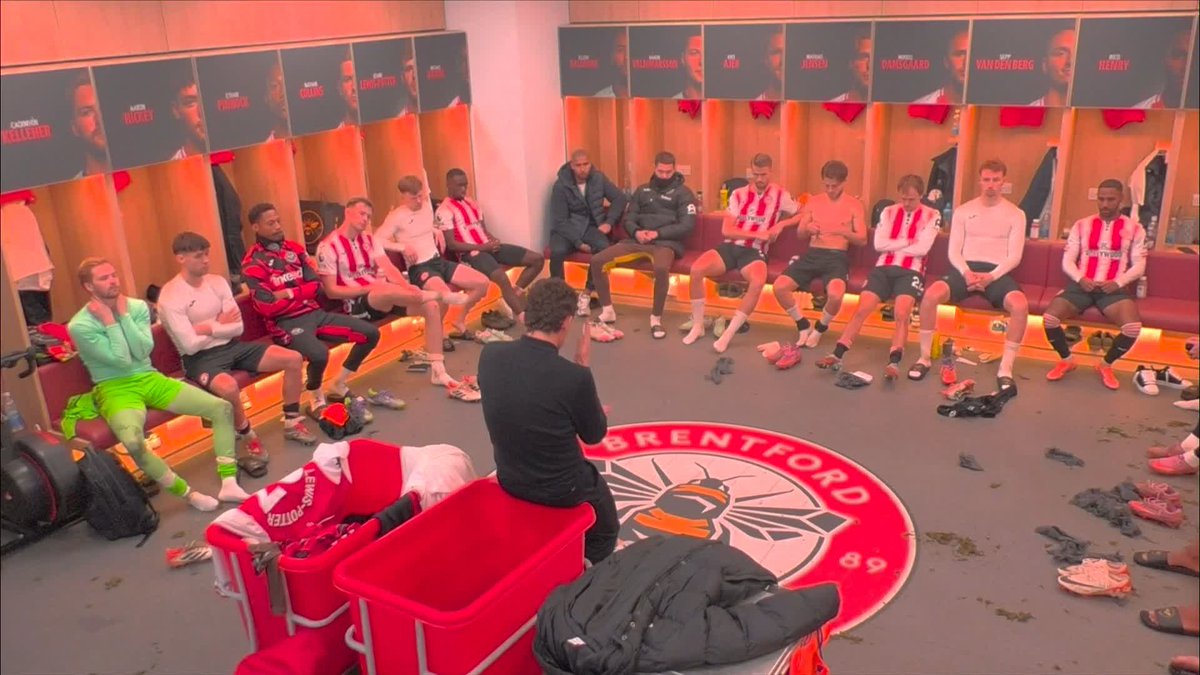 A glimpse into the Brentford dressing room as Keith Andrews speaks to his team after their draw against Leeds! 🔎