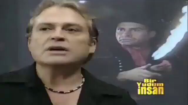 Haluk Bilginer’den müthiş bir hayat dersi 📽 "Mutluluk, her defasında sizin karşınıza konan engelleri, duvarları hatta kafa atarak aşabilmek demek. Hiçbir şey yapmadığınız zaman, oturduğunuz yerden ne mutlu olabilirsiniz ne de mutsuz… Oturup yaşarsınız.”