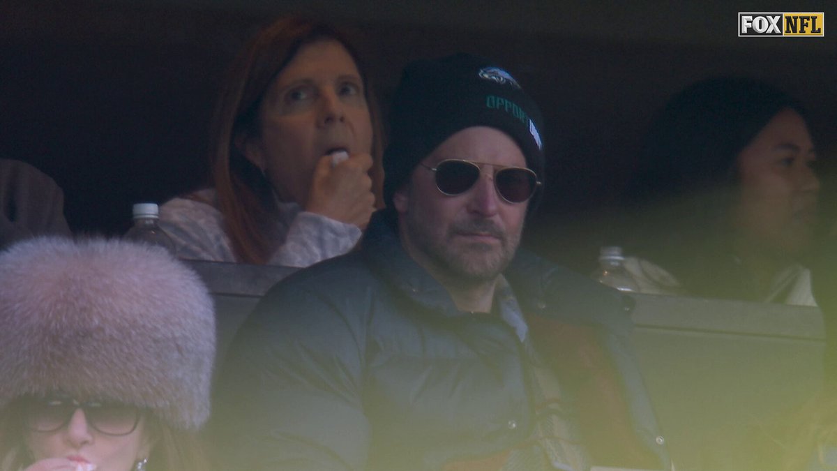 Bradley Cooper is in attendance for Raiders vs Eagles 🤩