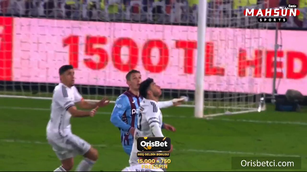 90+8' Sikan ve Emirhan Topçu arasında yaşanan pozisyon. 👀