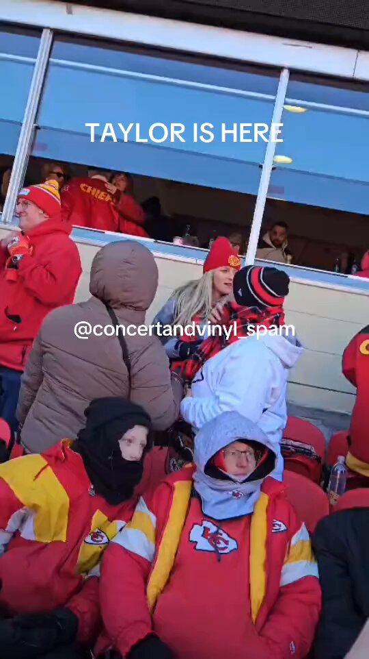 🎥| Taylor Swift has been spotted in the suite as the Chiefs take on the Chargers today!