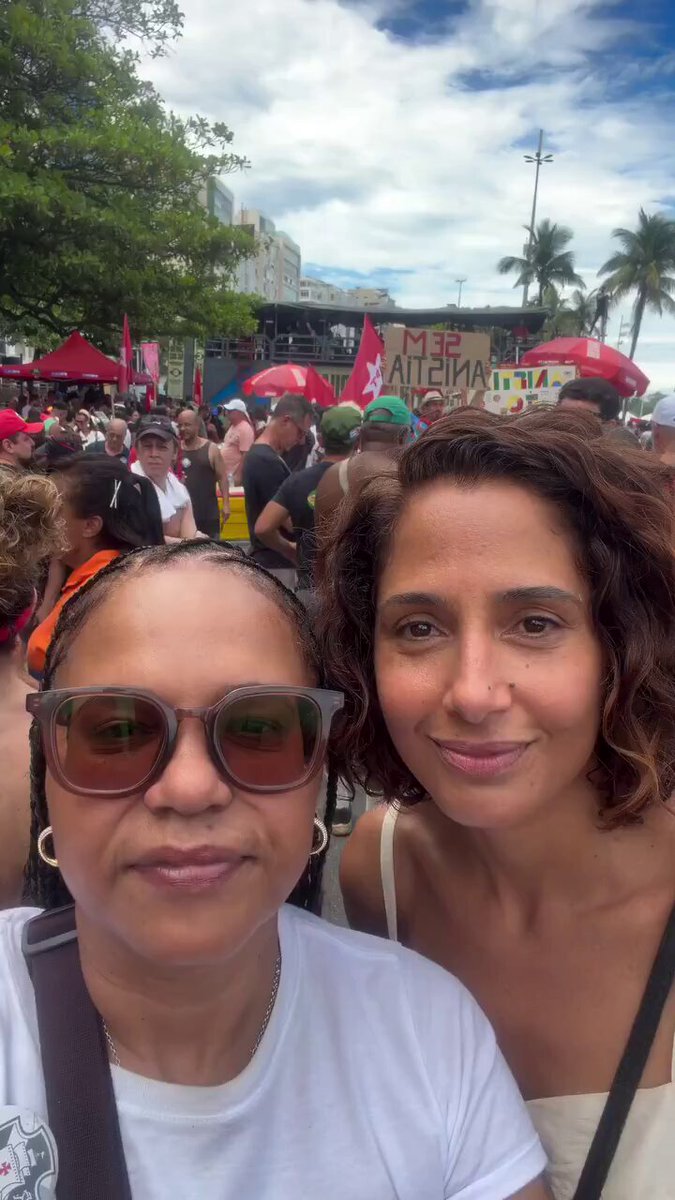 Você vai lutar pela democracia no RJ e no meio do caminho cruza com as maravilhosas Teresa Cristina e Camila Pitanga. Olha elas no meio do povo e contra os golpistas.