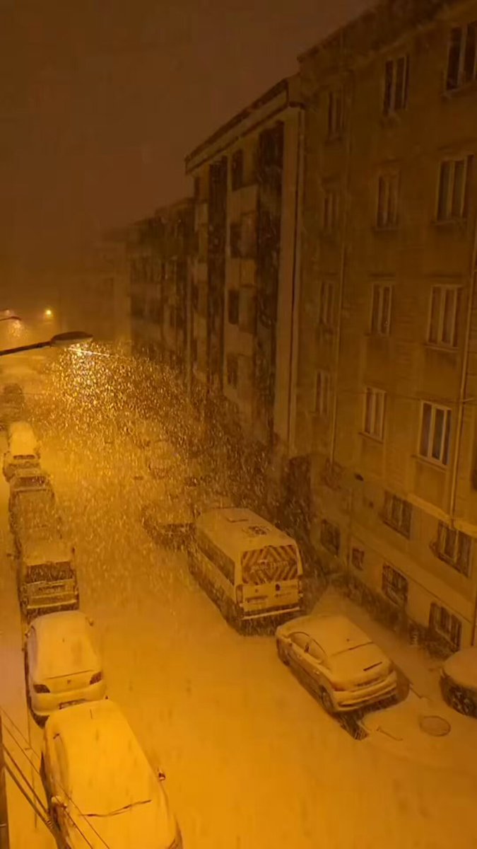 Gecenin bir yarısı uyanıp 'Ya yağmamışsa' cümlesindeki korku ile perdeyi aralayanlar, şu manzarayı özleyenler... Burada mısınız, ses verin ❄️☃️