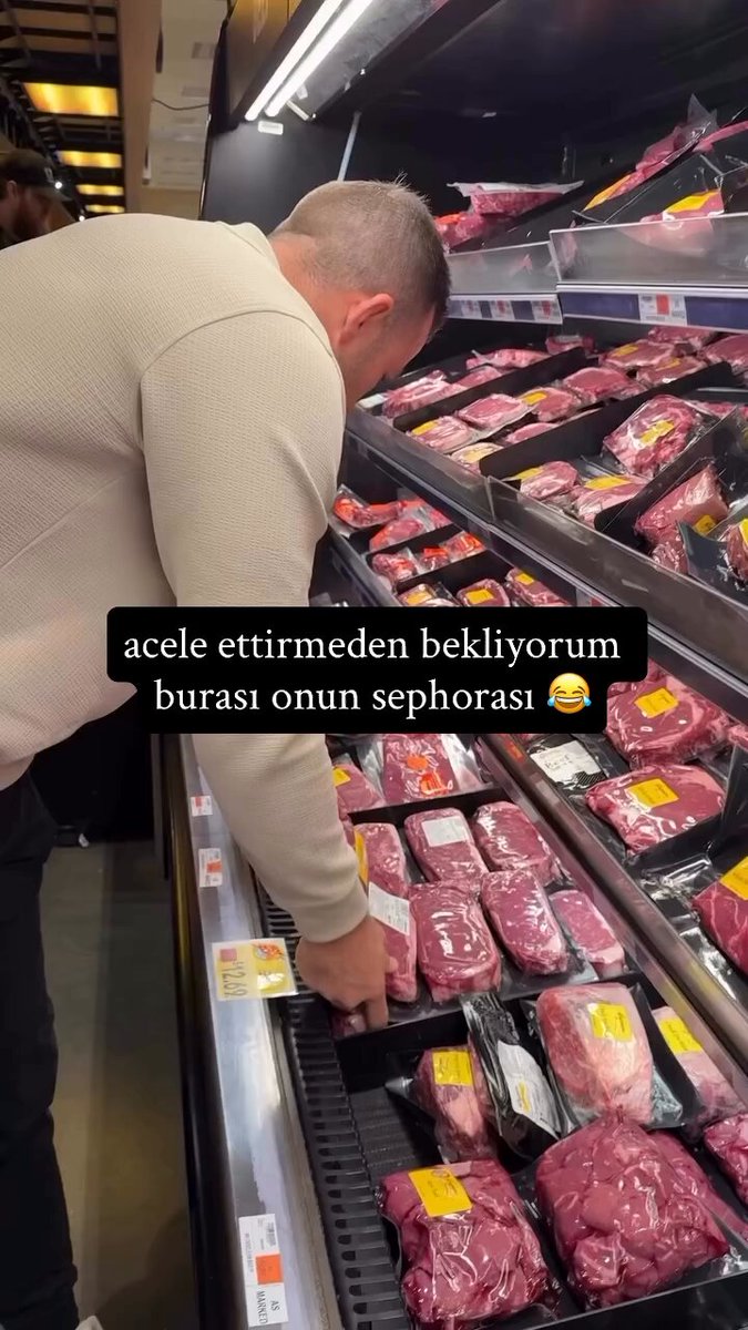 Bir kadın, kasap reyonunda etleri inceleyen eşini paylaştı: "Acele ettirmeden bekliyorum burası onun Sephora'sı."