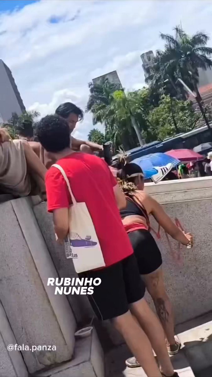 Em BH, uma militante pichou um monumento histórico tombado. Pergunta sincera: vai pegar 17 anos de cadeia também ou a “dosimetria” muda conforme o lado político?