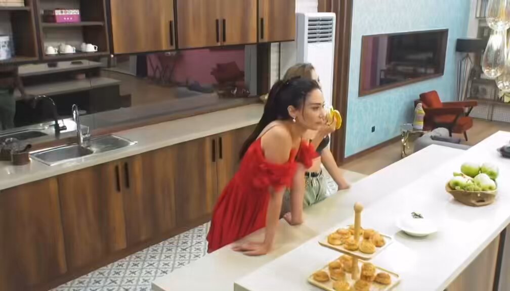 Kısmetse Olur’da Kerem, Perinaz’ın muz yemesinden rahatsız oldu.