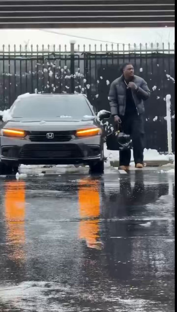 TRENDING: #EAGLES STAR WR AJ BROWN HAS GONE VIRAL FOR DRIVING A BASIC HONDA ACCORD, a $20,000 car. Brown’s total contracts are worth over 150 MILLION DOLLARS. AJ is a very simple man and does not care about his appearance.