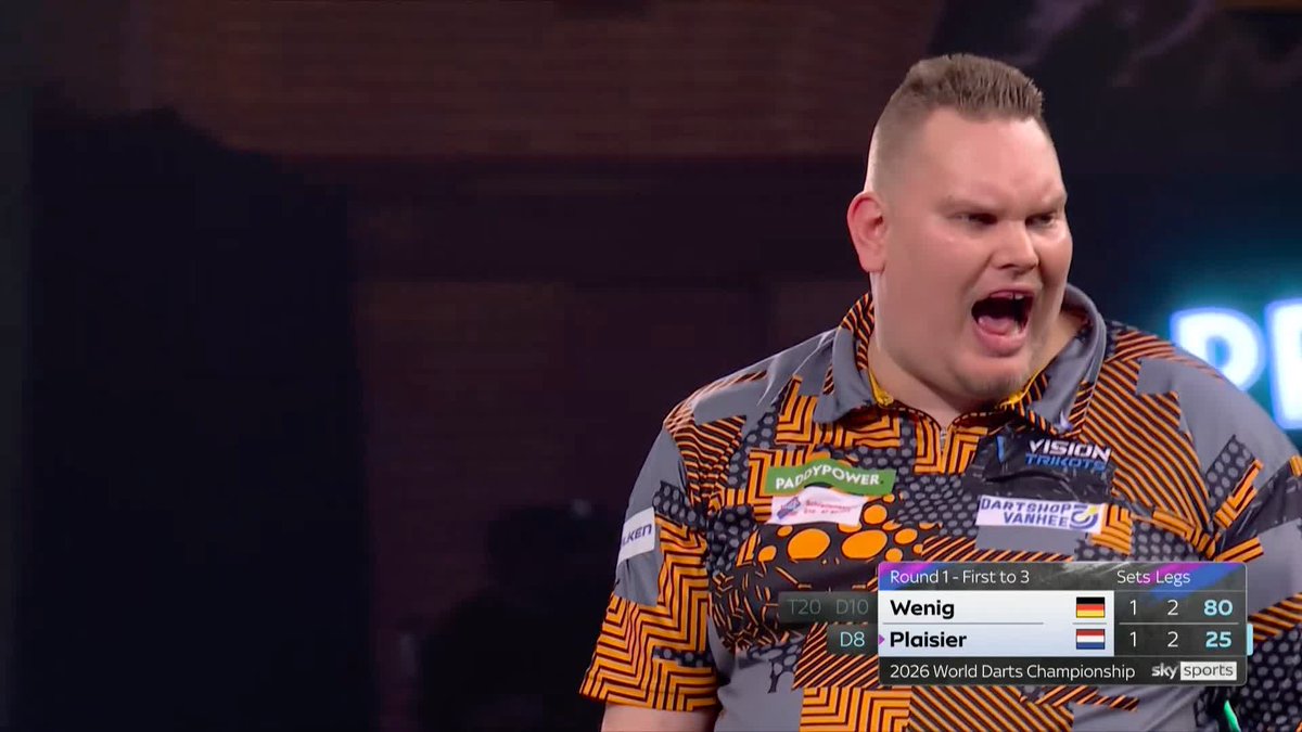 HUGE FROM PLAISIER 🇳🇱 Listen to that roar! Wesley Plaisier gets a crucial hold of throw to win the third set and take a 2-1 advantage against Lukas Wenig! 📺 #WCDarts | R1