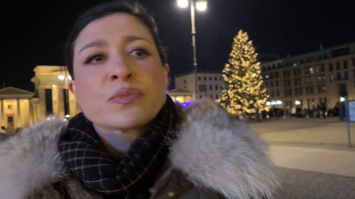 „Wir dulden Antisemitismus zu sehr“ – Maral Salmassi warnt vor wachsender Gefahr für Juden im Westen „Juden sind im Westen nicht mehr sicher, weil wir Antisemitismus zu lange geduldet haben“, sagt Maral. Politik und Gesellschaft hätten versäumt, konsequent durchzugreifen. „Wir sehen, wie sich der Hass gegen Juden nicht nur auf den Straßen, sondern auch im Internet immer weiter verbreitet.“ Besonders kritisch sieht sie den mangelnden politischen Willen, die ideologischen Hintergründe klar zu benennen. Antisemitismus sei kein Randphänomen und kein Import einzelner Extremisten, sondern Teil einer größeren, hochgefährlichen Ideologie. Im Gespräch kommt auch ihre eigene Herkunft zur Sprache. Maral macht deutlich: "Die Mullahs hätten Antisemitismus gezielt instrumentalisiert, um Macht zu gewinnen und zu sichern. Bereits im Vorfeld der islamischen Revolution sei Israel von islamistischen und linke Kräften im Iran systematisch dämonisiert worden. Der damalige Schah Pahlavi wurde immer wieder als „Hund Israels“ diffamiert, während das Regime später enge Beziehungen zu Yassir Arafat aufbaute.
