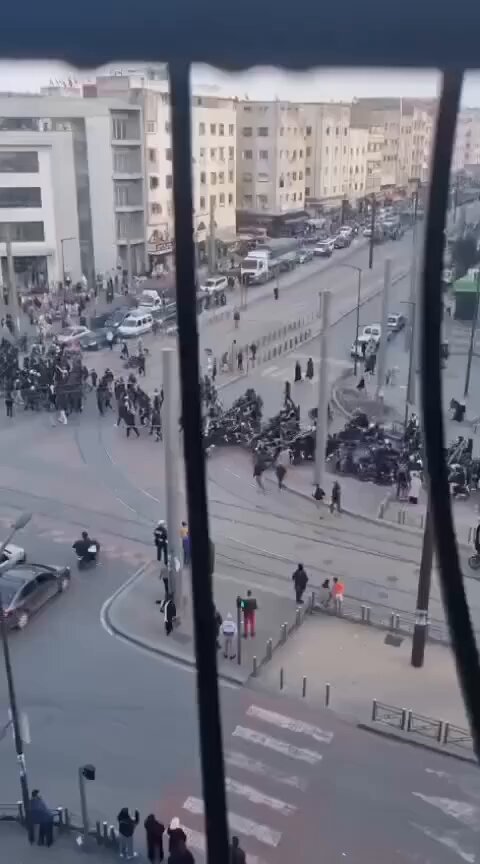 🇲🇦💥 Casablanca, Dec 13, 2025: Supporter clashes erupt in downtown Casablanca as Raja Casablanca ultras groups — Green Boys and Ultras Eagles — fight in the city center.