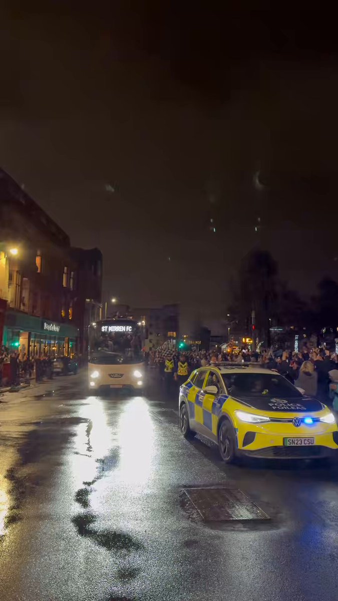 St Mirren Fans Welcome Their League Cup CHAMPIONS Back to Paisley! 👏🏻🏁
