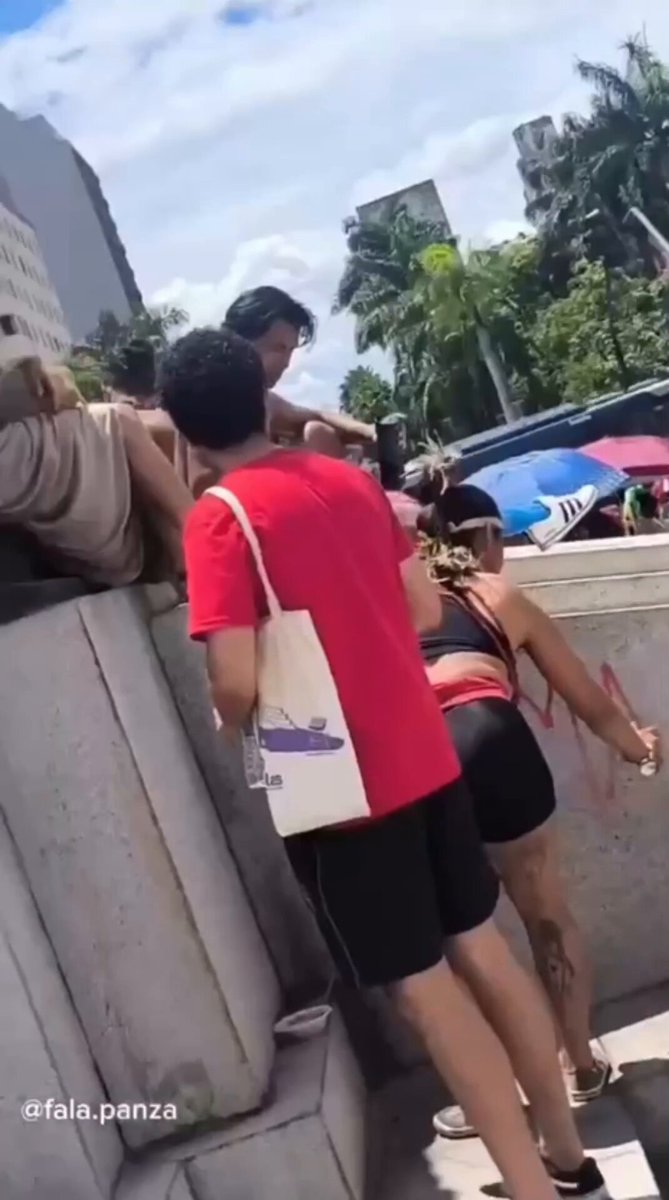 Como o vandalismo da esquerda foi com tinta, eles vão falar que foi legítimo. Se fosse com um batom era ataque à democracia.