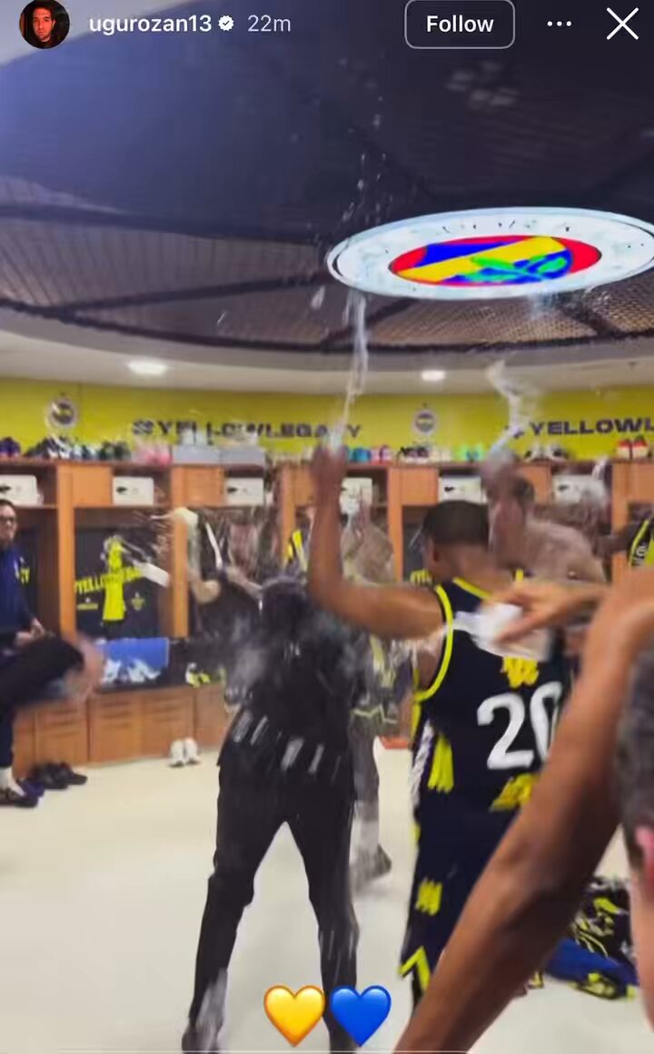 🟡🔵 Fenerbahçe Beko sportif direktörü Uğur Ozan Sulak’tan galibiyet paylaşımı.👇 Oyuncular yardımcı antrenör Garcia’yı kutluyor.👀