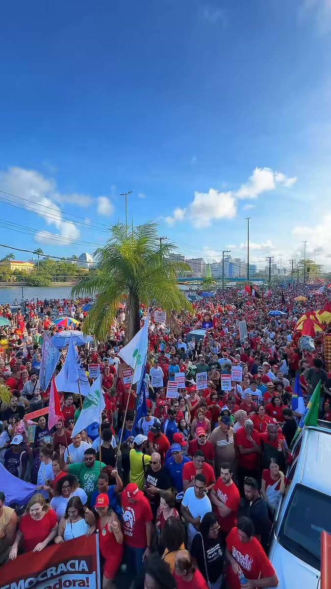 Pernambuco, que nunca se cala, encheu as ruas de Recife em um dia que ficará na memória. A Rua da Aurora, inundada de coragem, mostrou que nosso povo tem sede de justiça e não negocia a democracia! Cenas lindas e poderosas de um povo que não foge à luta! ❤️✊🇧🇷