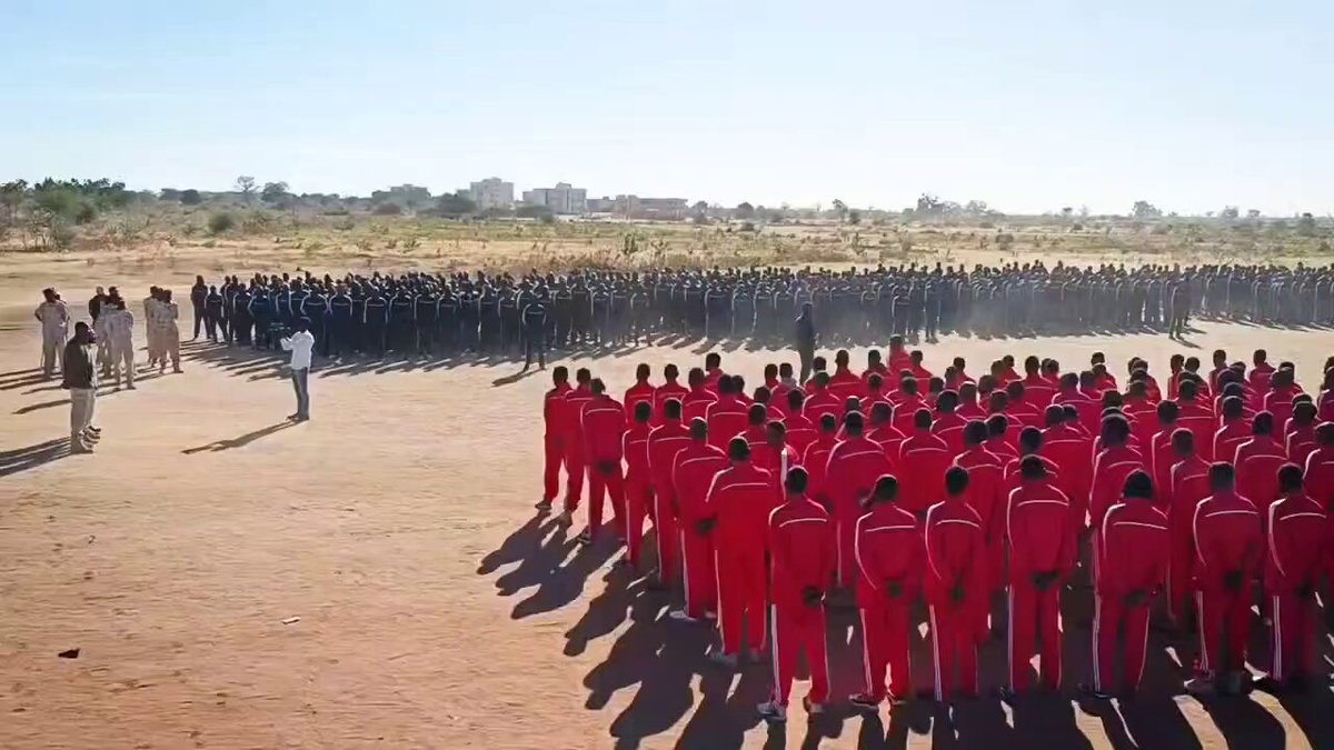 بعد ما البرهان ومن معه نجحوا في تفكيك أقوى متحركات الجيش، وتشويه سمعته، وإضعاف القوات المساندة المتمثِّلة في قوات البراء بن مالك وقوات درع السودان، وأنا شخصيًا، خلال اليومين الفاتوا ديل، عرفت إنو في شباب من قوات البراء بن مالك وقوات درع السودان رجعوا من الخطوط الأمامية في محاور كردفان، حسب قولهم، متأثرين بحملات التشويه الحاصلة من البعشوم وغيره. في نفس الوقت، مليشيا الدعم السريع، بمساعدة مرتزقة كولومبيين، شغّالة تدريب مرتزقة وجنود جُدد، وفتحت معسكرات إضافية. والمليشيا مواصلة الهجوم الجوي على الدلنج، وفي نفس الوقت شغّالة تعزيزات عسكرية في مناطق الدبيبات والحمادي وهبيلا، وسط تحركات بتشير إلى نية شن هجوم بري واسع على الدلنج.