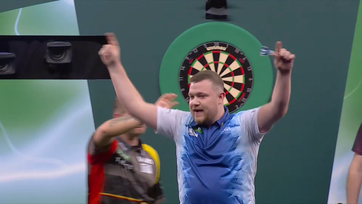 WHAT A DEBUT FROM BEVERIDGE! Who needs Cole Palmer when you've got Darren Beveridge? 🥶 The Scotsman wins nine of the 10 legs played to demolish Dimitri Van den Bergh in straight sets! 📺 #WCDarts | R1