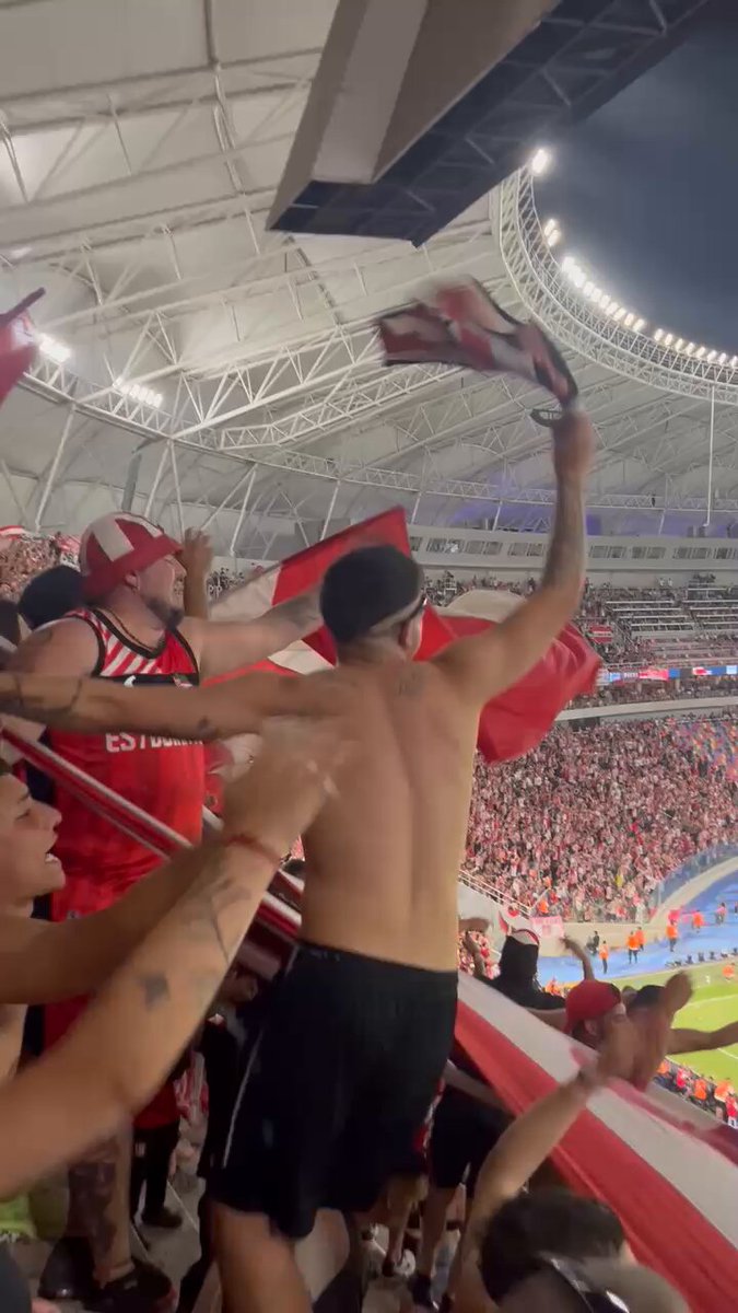 sacando cuando hicieron el gol, esto fuiste todo el partido racing, una foto, todos callados. tuvieron miedo desde que empezó el partido LA MUDA IMPERIAL PRESENTE