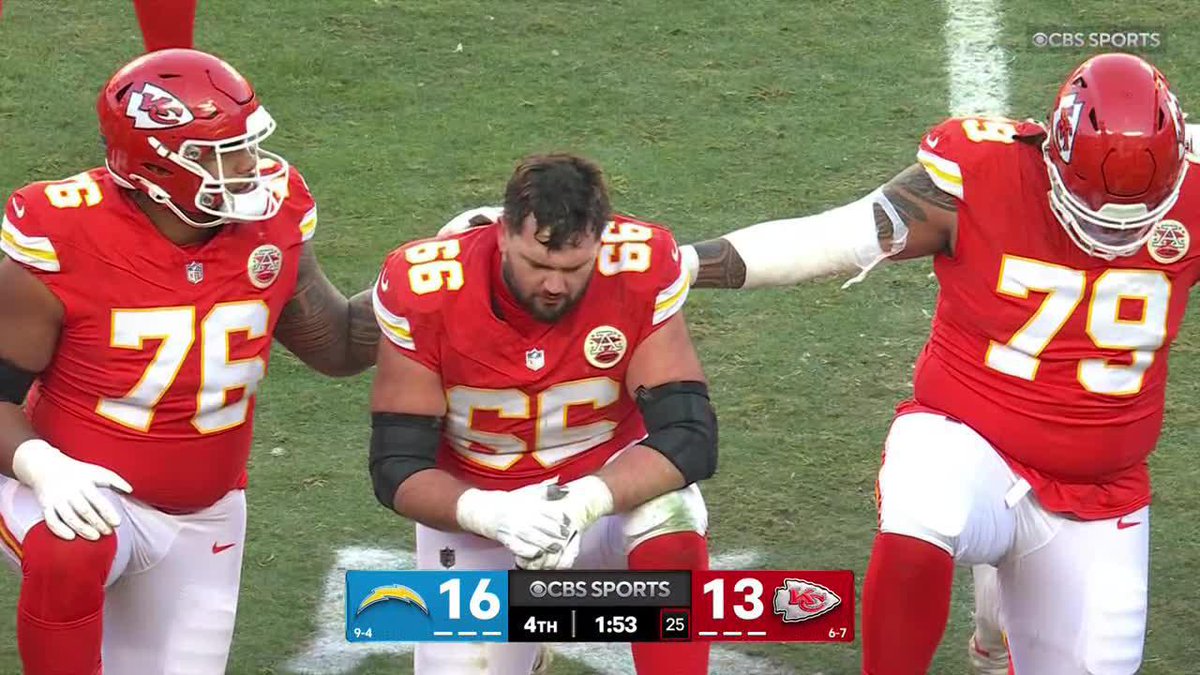 Players looking on as Mahomes is down in pain