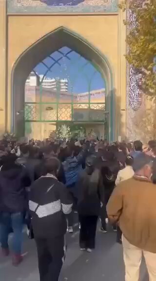این فیلم به حقیقت وقایع مراسم ختم #خسرو_علیکردی در مشهد را نشان می‌دهد. حضور جمعیت گسترده‌ای که به شعارهای تفرقه‌افکنانه و ارتجاعی پهلوی‌طلب‌ها بی‌اعتنا بوده و برخی مخالفت کردند، نشان می‌دهد که این گروه اقلیت محض است. واقعیت این است که جریان مشروطه‌خواهی در معنای واقعی‌اش وجود ندارد و به جز تک چهره‌ها، اکثر افراد به دنبال سلطنت مطلقه هستند. این افراد در برابر ایران شعار «جاوید شاه» سر دادند، در حالی که آن شاه وابسته به دولت‌های بریتانیا و آمریکا بود! برای این جماعت که فاقد عزت‌نفس هستند، اهمیت ایران و ارزش‌های انسانی به حاشیه رفته و تنها اثبات سرسپردگی و رعیت‌بودگی برایشان مهم است. وقیح شدن آنها نتیجه نجابت جمهوری‌خواهان و برساخته وحدت کاذب اپوزیسیون است که صرفاً به مخالفت با جمهوری اسلامی محدود می‌شود. اپوزیسیون دمکرات و ملی سزاوار وحدت است نه اینکه با هر کسی که صرفا با حکومت مخالفت می‌کند، عهد مودت بست! اکنون، از کسانی که واقعاً به ایران، دموکراسی، آزادی و انسانیت اهمیت می‌دهند، انتظار می‌رود تا بخش فحاش و خشن پهلوی‌طلب‌ها را به عنوان یک گروه فشار شناخته، از سوءاستفاده و مصادره مراسم‌ توسط آنها جلوگیری کنند. این جماعت فاشیست‌خصال هیچ تفاوتی با «پایداری‌چی‌ها» و «بسیجی‌ها» ندارند و مصداق بارز شرارت هستند.