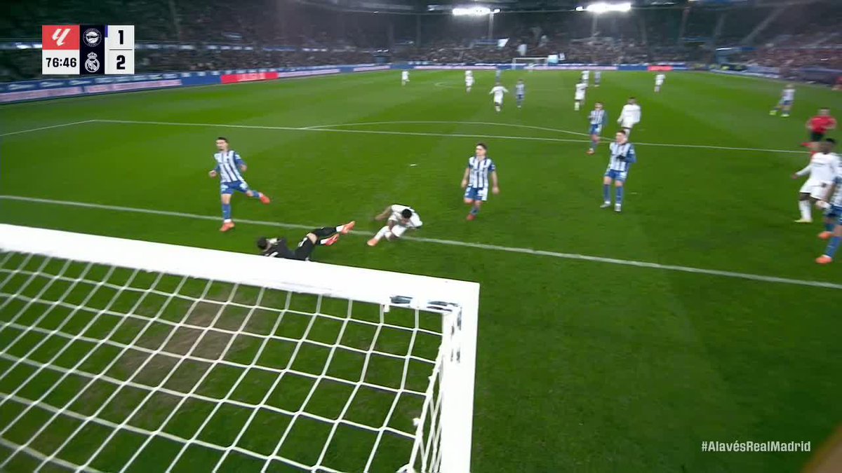 Vini Jr. to Rodrygo for a much needed goal 🤝