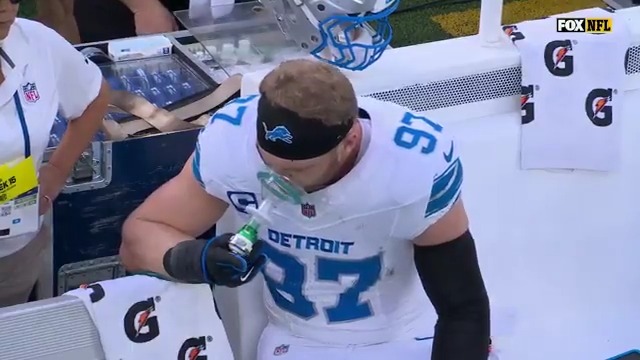 Hutchinson needed the oxygen after that INT 😂 📺 FOX