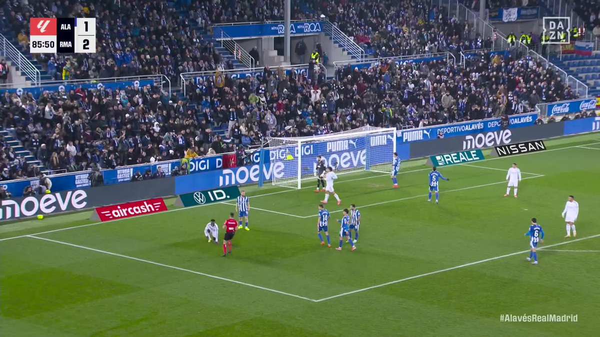 Vinicius pidió penalti para el Real Madrid... y el Alavés la segunda amarilla para Vinicius 🧐 La acción en la que el VAR le dio la razón al árbitro #LALIGAenDAZN ⚽