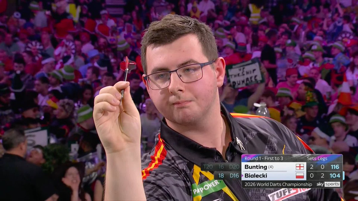 I'M ALIVE, HE SAYS! Sebastian Bialecki is not going down without a fight here, winning all three legs in the third set to reduce the deficit against Stephen Bunting to 2-1! 📺 #WCDarts | R1