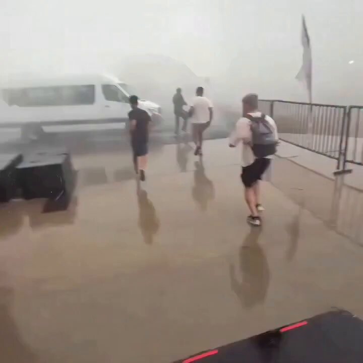 Una tormenta muy intensa dejó graves daños en San Fernando del Valle de Catamarca. Las imágenes son de la Feria del Patio, que se estaba desarrollando con normalidad a pesar del alerta naranja que hay en la región.