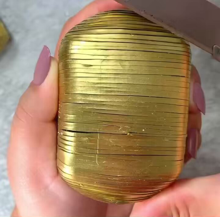 I can't really say our first Soap Of The Day satisfies me. But I'm not going to watch more videos because I don't deserve nice things. I have to keep my glass half empty at all times.