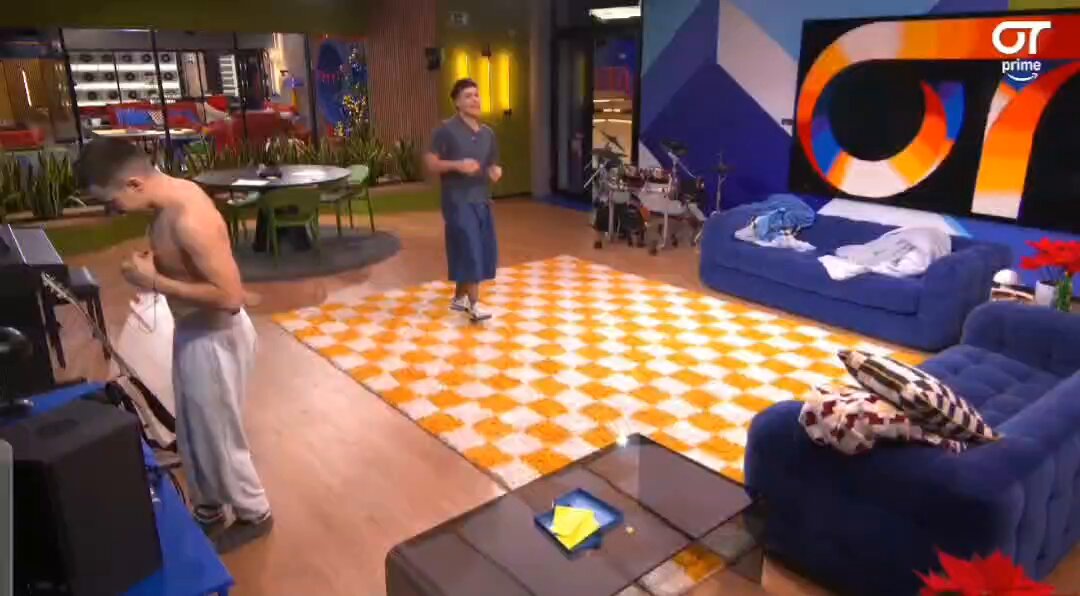 guille: pone estrelles *termina estrelles* guille: y ahora voy a poner mi canción favorita *VUELVE A PONER ESTRELLES* #OTDirecto14D