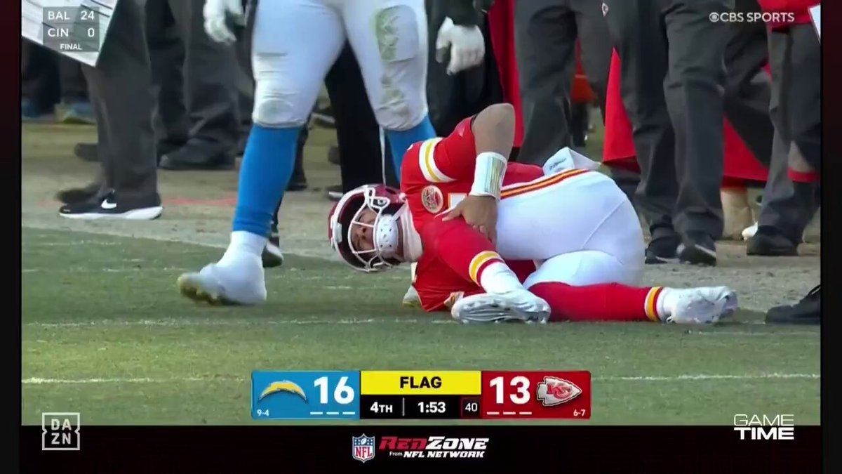 🚨 Grave lesión de Patrick Mahones El quarterback de los Kansas City Chiefs sufrió una lesión en la rodilla izquierda. 🚑 Mecanismo de lesión: hiperextensión 📅 Pronosticó: lesión del ligamento cruzado posterior y/o anterior (~ 9 meses).