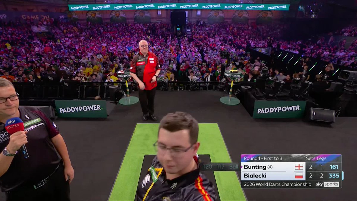 WE'RE GOING TO A TIEBREAK 😱 Stephen Bunting levels the game! Wow! Bunting or Sebastian Bialecki must win the game by two clear legs! 📺 #WCDarts | R1