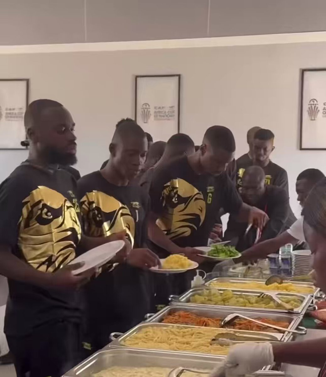Oh là le Maroc 🇲🇦 !!! On espère qu’il y’aura assez de Kuss pour les Maliens 🇲🇱 3 kuss 🍗🍗🍗 #CAN2025