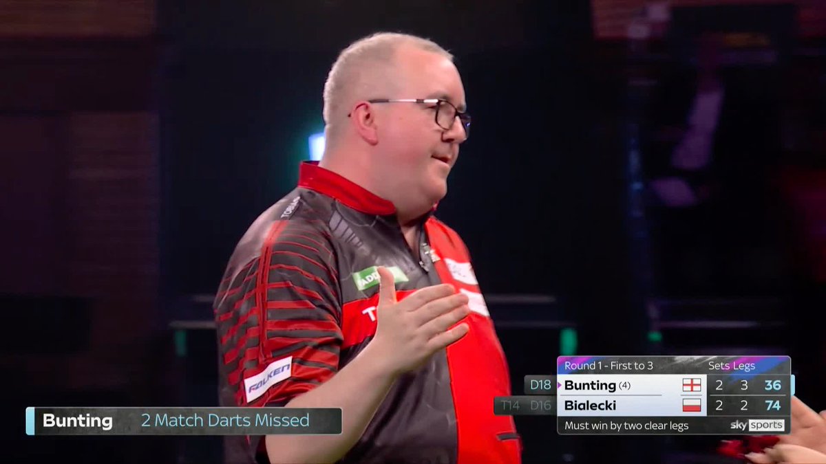 BUNTING STUMBLES OVER THE LINE 🎯 What a contest 🙌 In our first tiebreaker of the tournament, Stephen Bunting breaks Sebastian Bialecki's throw, and finishes the job to win 3-2 and stumble over the line! 📺 #WCDarts | R1