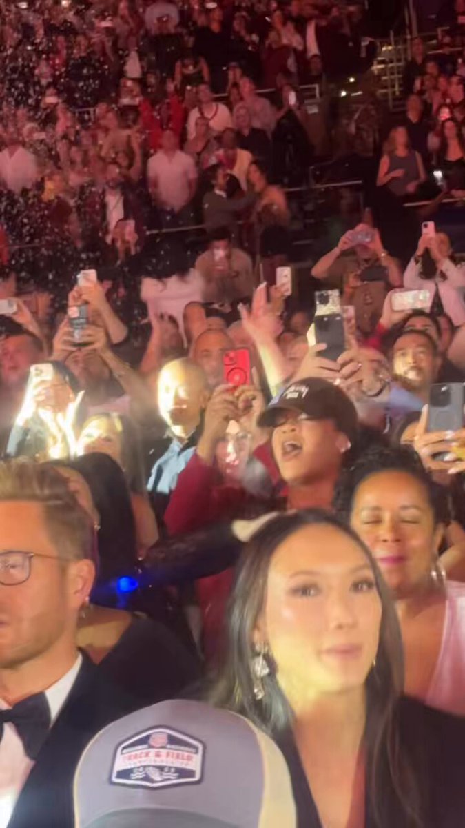 Rihanna singing along to Mariah Carey’s ‘All I Want For Christmas Is You’ at her concert in Las Vegas.