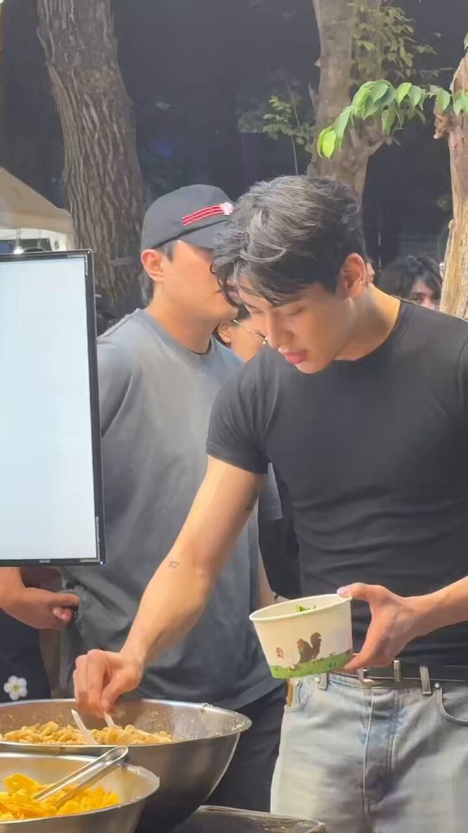 “ผมอายจังเลย ทำไม่เค้ามาถ่ายกัน” “(ตัก)ไม่อั้นจริงใช่มั้ยเนี่ย” 🤣 หลังจากตักกากหมูไม่อั้นแล้ว ถามแม่ค้าต่อว่า.. “แล้วเกี๊ยวนี้ อั้นปะครับ”55545554555555
